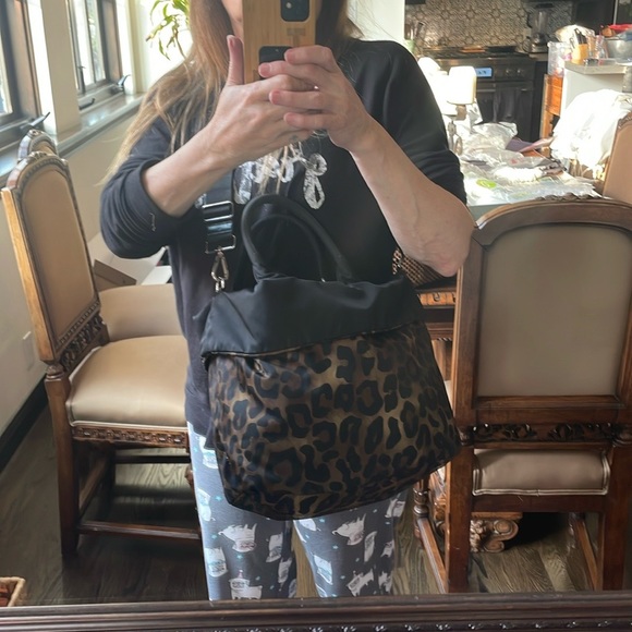 🌟🛍HOST PICK🛍🌟Stunning Reversible Prada leather and nylon bag - Picture 4 of 11